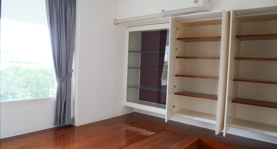 For rent 3 bedrooms apartment in Khlong Toei, Bangkok