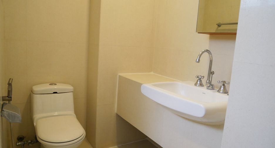 For rent 3 bedrooms apartment in Khlong Toei, Bangkok