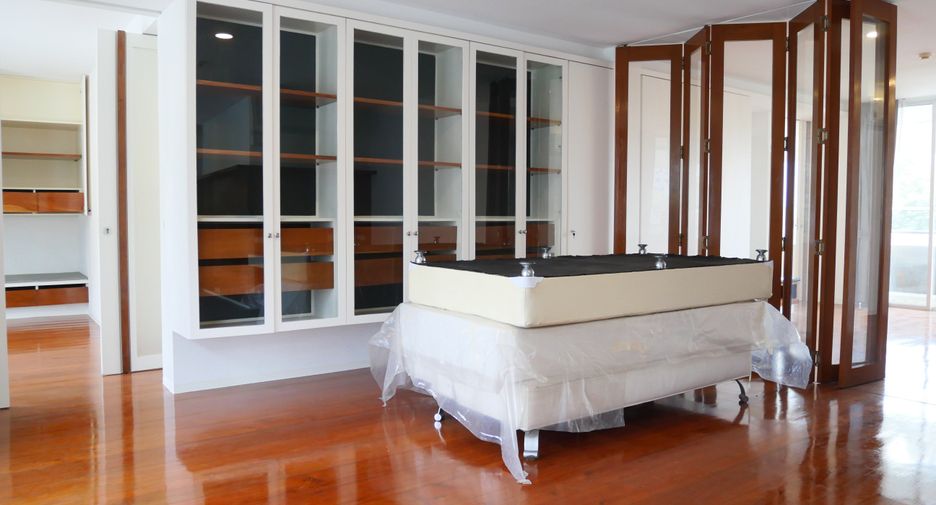 For rent 3 bedrooms apartment in Khlong Toei, Bangkok