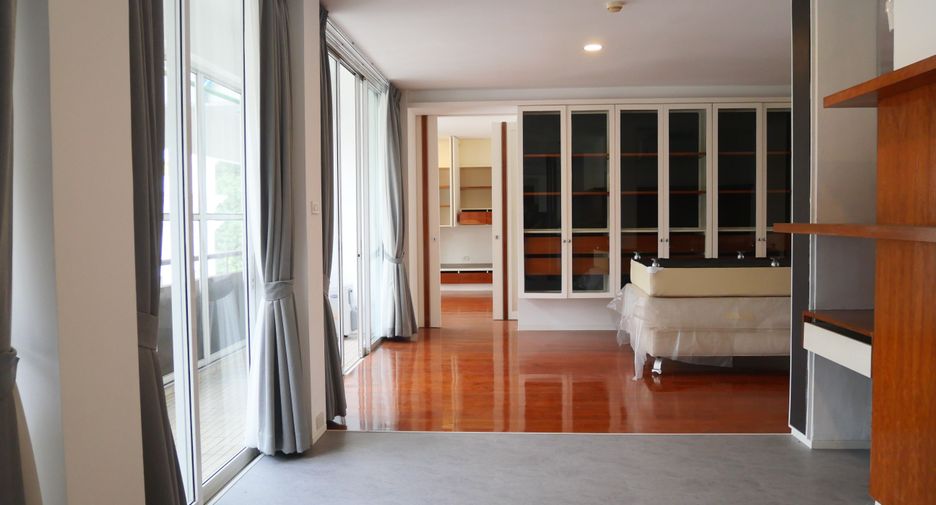 For rent 3 bedrooms apartment in Khlong Toei, Bangkok
