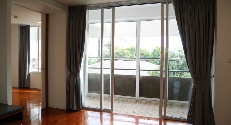 For rent 3 bedrooms apartment in Khlong Toei, Bangkok