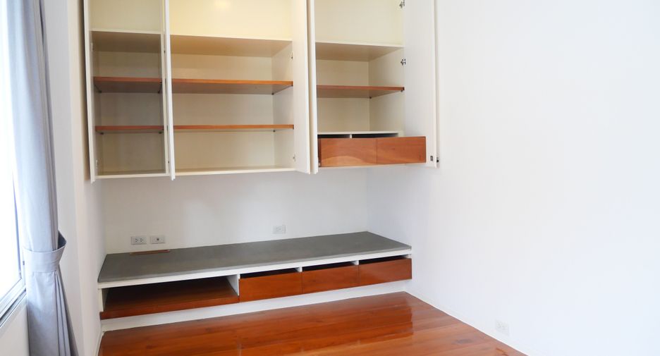 For rent 3 bedrooms apartment in Khlong Toei, Bangkok