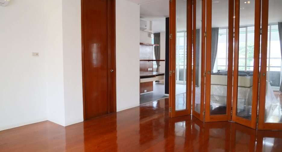 For rent 3 bedrooms apartment in Khlong Toei, Bangkok