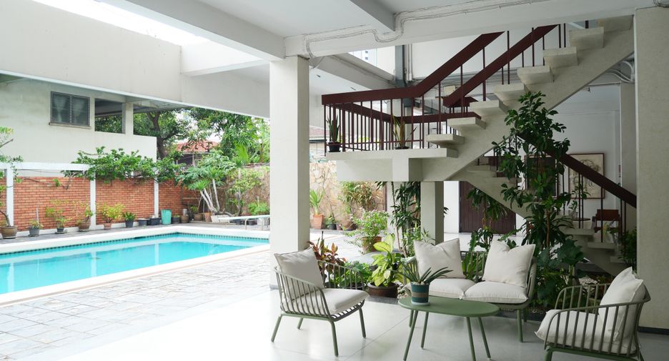 For rent 3 bedrooms apartment in Khlong Toei, Bangkok