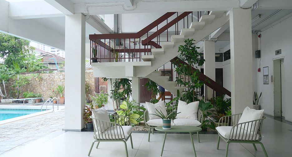 For rent 3 bedrooms apartment in Khlong Toei, Bangkok
