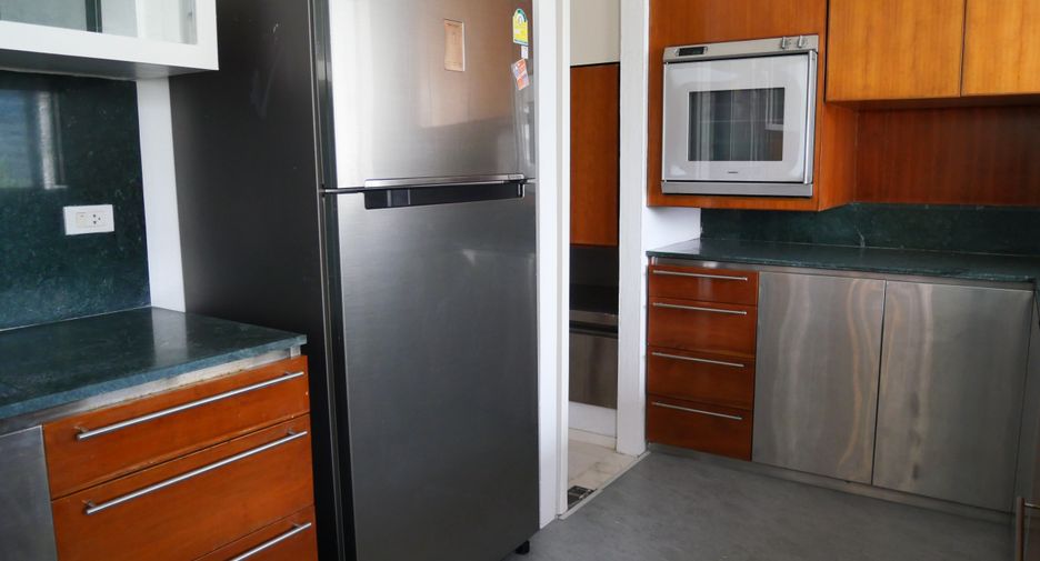 For rent 3 bedrooms apartment in Khlong Toei, Bangkok