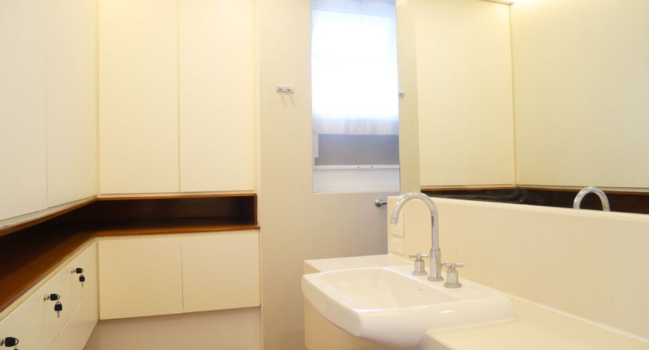 For rent 3 bedrooms apartment in Khlong Toei, Bangkok