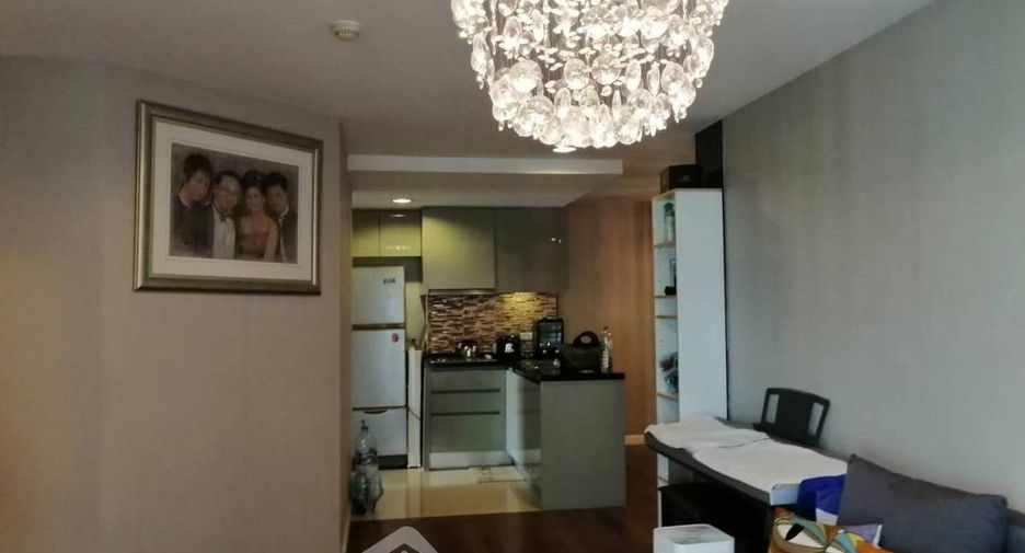 For rent 2 bedrooms condo in Huai Khwang, Bangkok