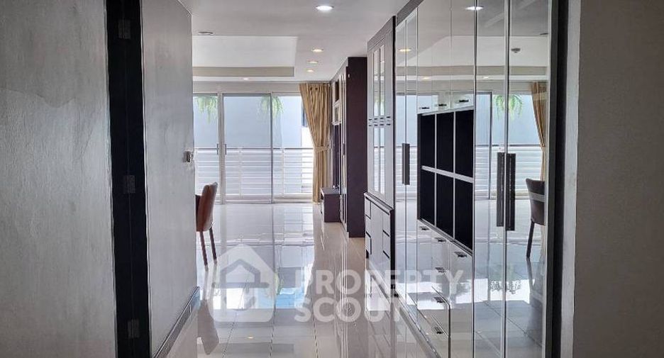 Condo en alquiler de 3 habitaciones en Watthana, Bangkok