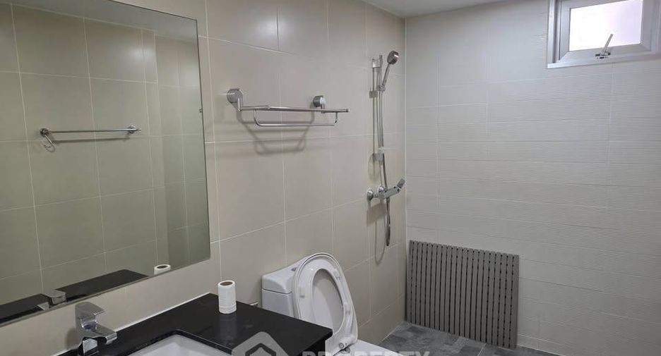 For rent 2 bedrooms condo in Huai Khwang, Bangkok