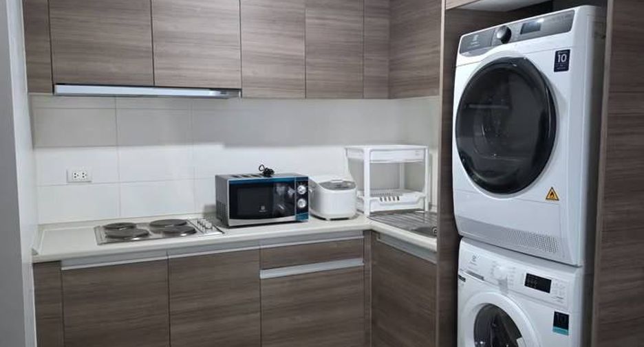 For rent 2 bedrooms condo in Huai Khwang, Bangkok