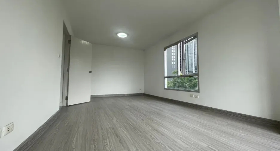 For sale 2 bedrooms condo in Khlong Toei, Bangkok