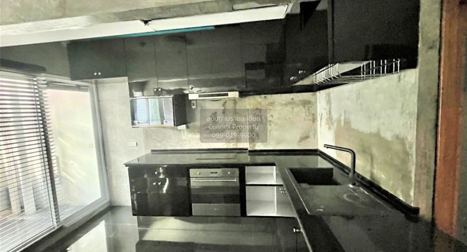 For sale 3 bedrooms condo in Huai Khwang, Bangkok