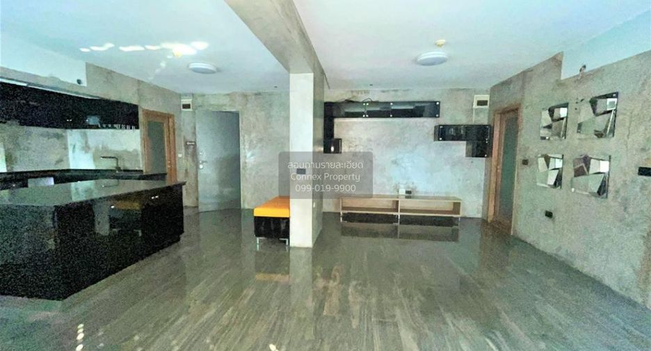 For sale 3 bedrooms condo in Huai Khwang, Bangkok