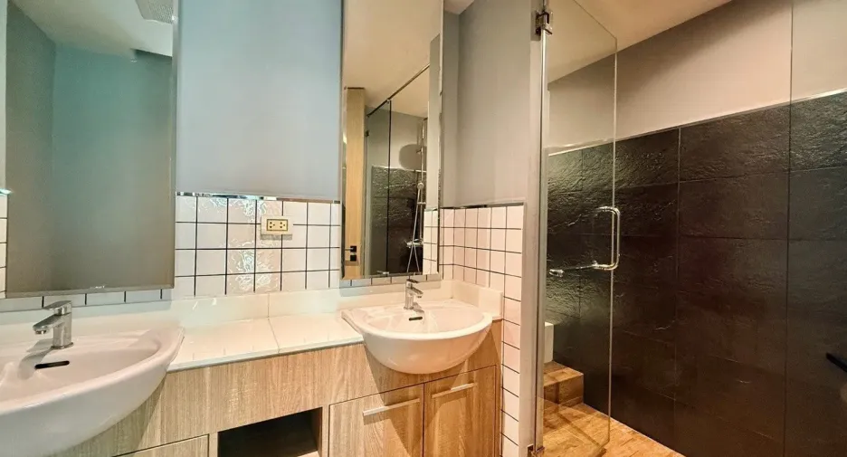 For rent 2 bedrooms condo in Watthana, Bangkok