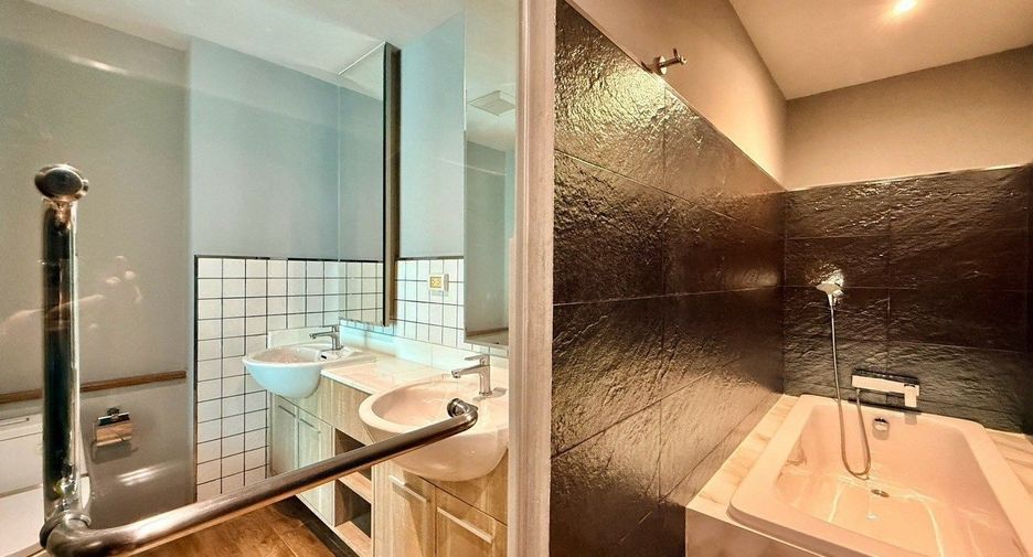 For rent 2 bedrooms condo in Watthana, Bangkok