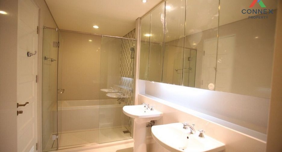 For rent 3 bedrooms condo in Khlong Toei, Bangkok