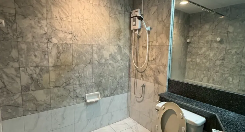 For rent 2 bedrooms condo in Pathum Wan, Bangkok