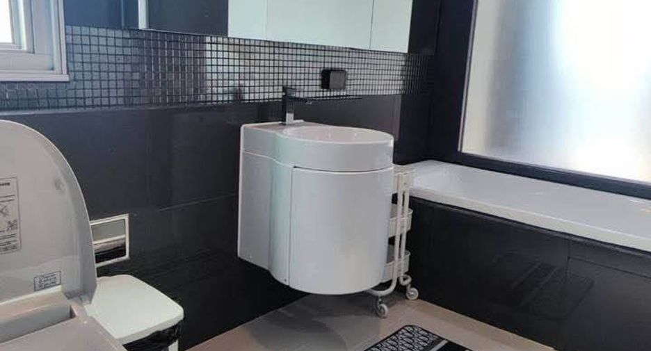 Condo en alquiler de 2 habitaciones en Phra Khanong, Bangkok