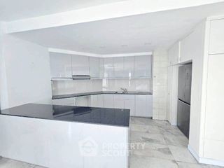 Продажа 4 спальни кондо в Банг Пхлат, Бангкок