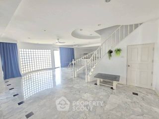 Продажа 4 спальни кондо в Банг Пхлат, Бангкок