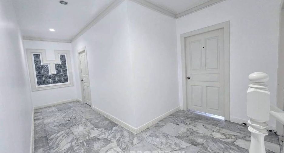 Продажа 4 спальни кондо в Банг Пхлат, Бангкок