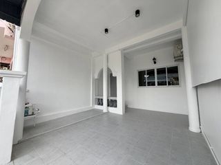 出租 3 卧室 联排别墅 在 Phra Khanong, 曼谷