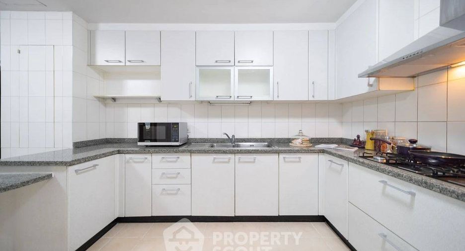 For rent 3 bedrooms apartment in Khlong Toei, Bangkok