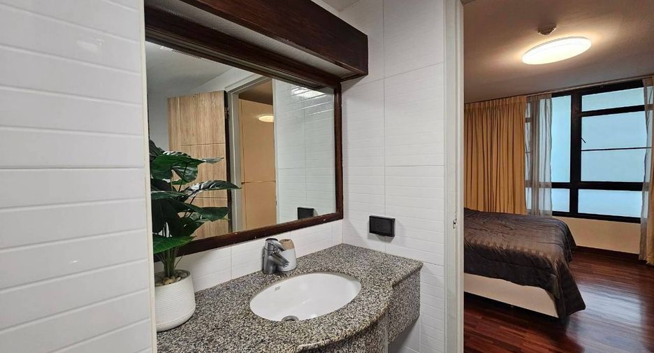 For rent 2 bedrooms condo in Watthana, Bangkok
