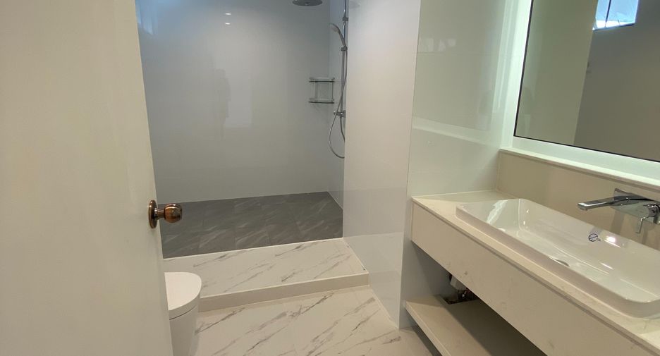 For rent 4 bedrooms condo in Khlong Toei, Bangkok