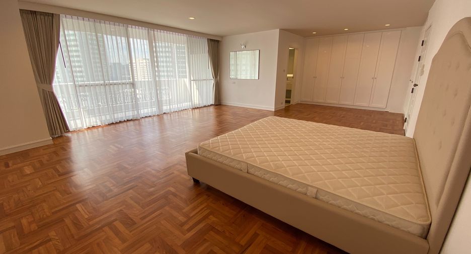 For rent 4 bedrooms condo in Khlong Toei, Bangkok