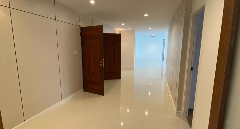 For rent 4 bedrooms condo in Khlong Toei, Bangkok