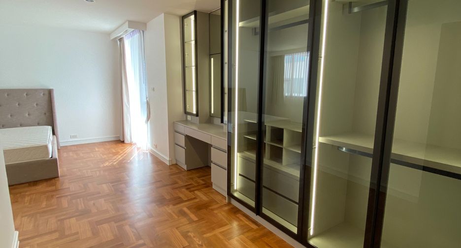 For rent 4 bedrooms condo in Khlong Toei, Bangkok