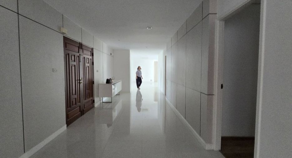 For rent 4 bedrooms condo in Khlong Toei, Bangkok