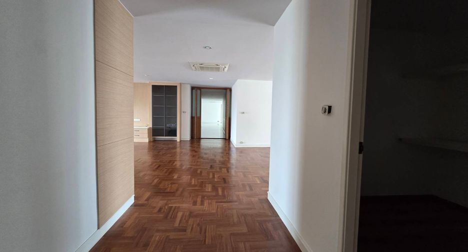 For rent 4 bedrooms condo in Khlong Toei, Bangkok