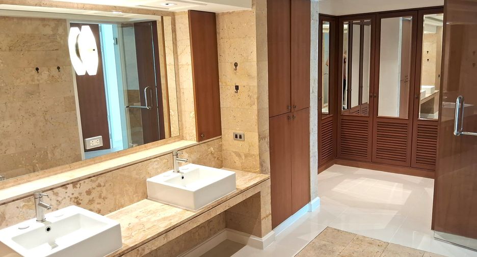 For rent 2 bedrooms condo in Khlong Toei, Bangkok