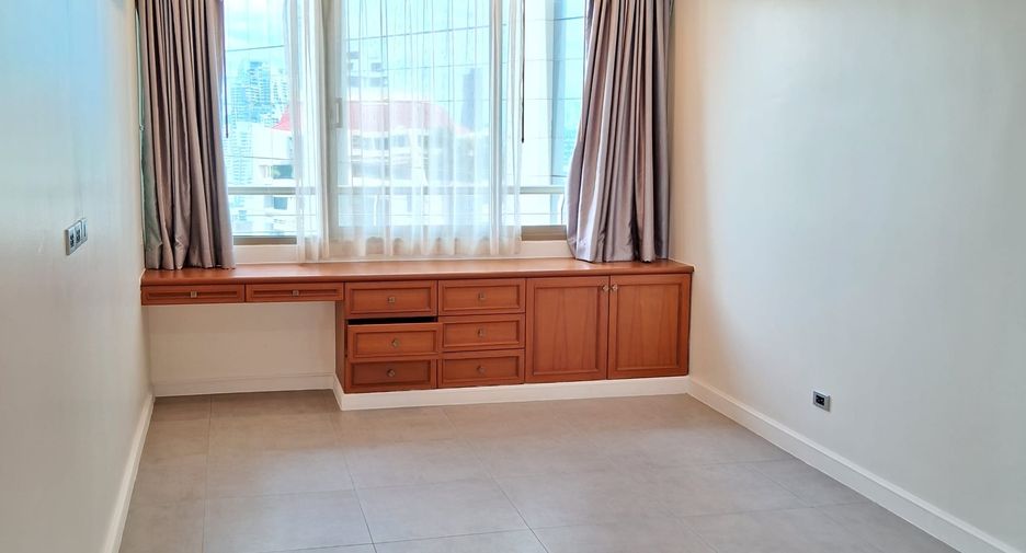 For rent 2 bedrooms condo in Khlong Toei, Bangkok