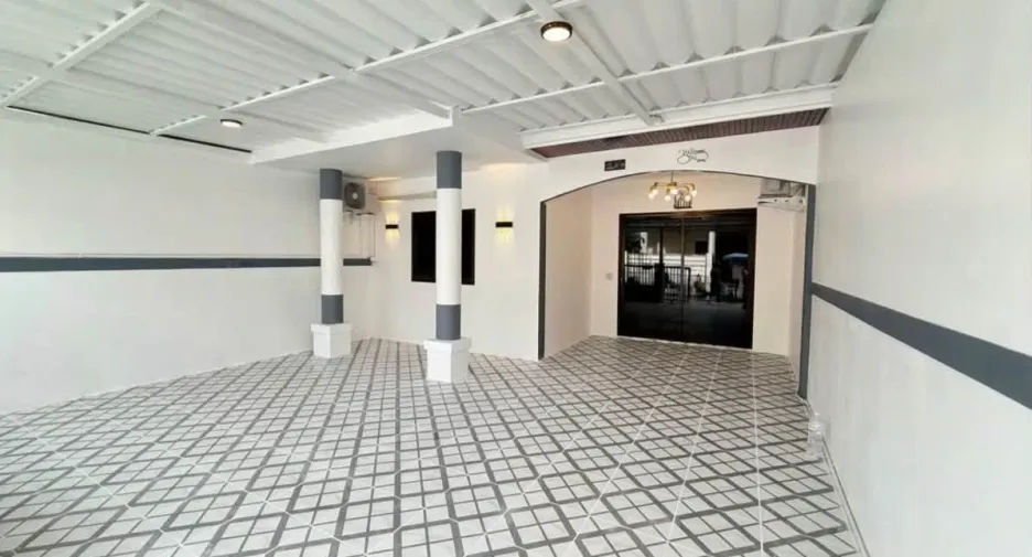 For sale 4 bedrooms townhouse in Bang Lamung, Chonburi