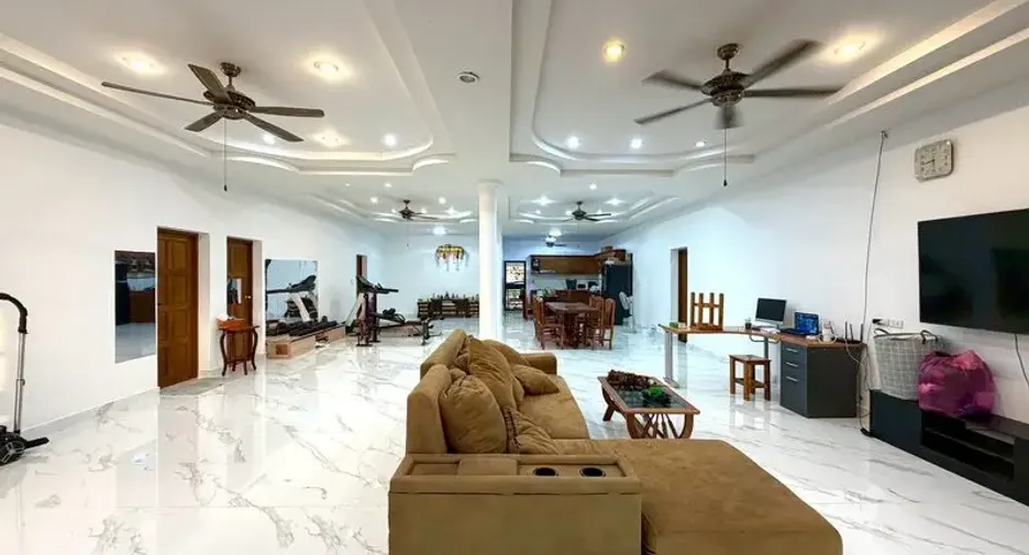 For sale 4 bedrooms villa in Huay Yai, Pattaya