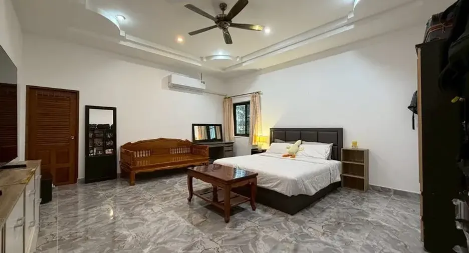 For sale 4 bedrooms villa in Huay Yai, Pattaya