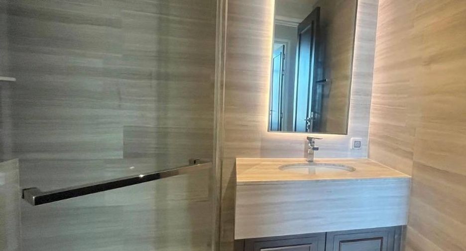 For sale 2 ベッドルーム condo in Khlong Toei, Bangkok