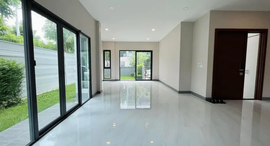Haus zur Miete mit 4 Zimmer in Prawet, Bangkok