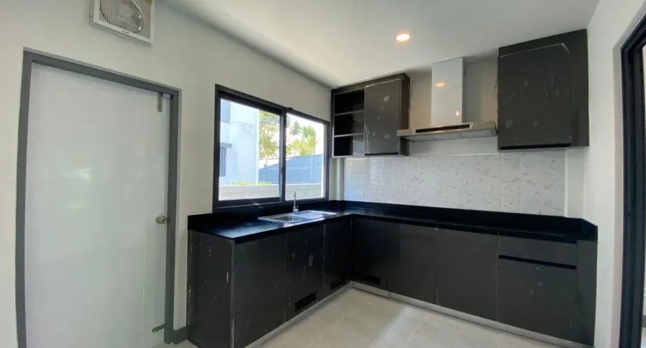 Haus zur Miete mit 4 Zimmer in Prawet, Bangkok