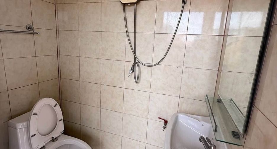 For rent 3 bedrooms townhouse in Bang Kho Laem, Bangkok