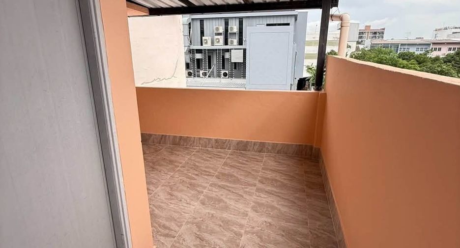 For rent 3 bedrooms townhouse in Bang Kho Laem, Bangkok