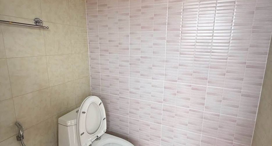 For rent 3 bedrooms townhouse in Bang Kho Laem, Bangkok