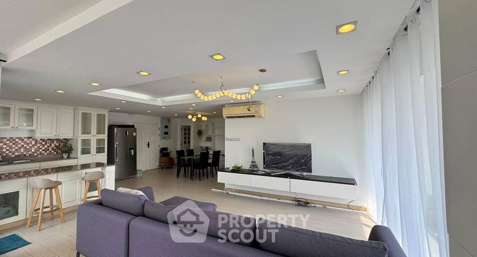 For rent 3 ベッドルーム condo in Huai Khwang, Bangkok