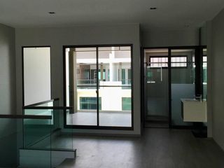 Casa adosada en alquiler y en venta de 3 habitaciones en Lat Phrao, Bangkok