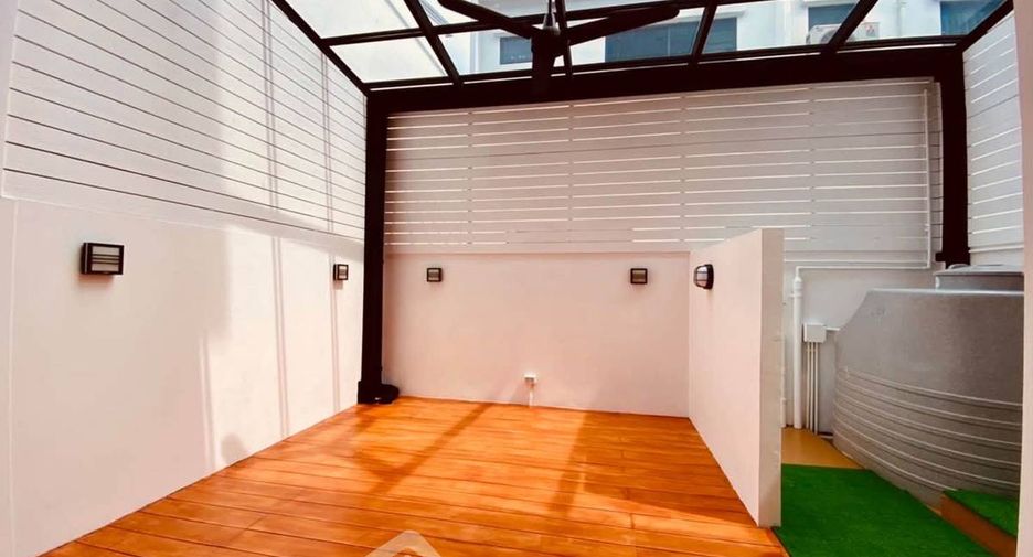 For rent そして for sale 3 ベッドルーム townhouse in Lat Phrao, Bangkok