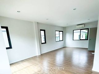 Reihenhaus zum Kauf mit 4 Zimmer in Thung Khru, Bangkok